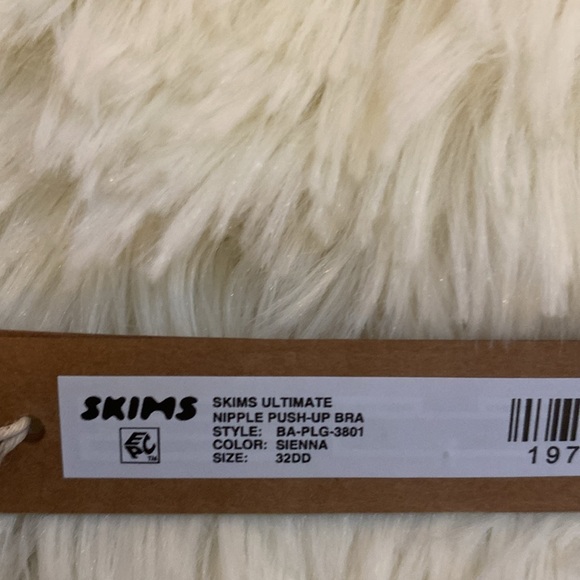 SKIMS Ultimate Nipple Push-up Bra - Picture 7 of 12